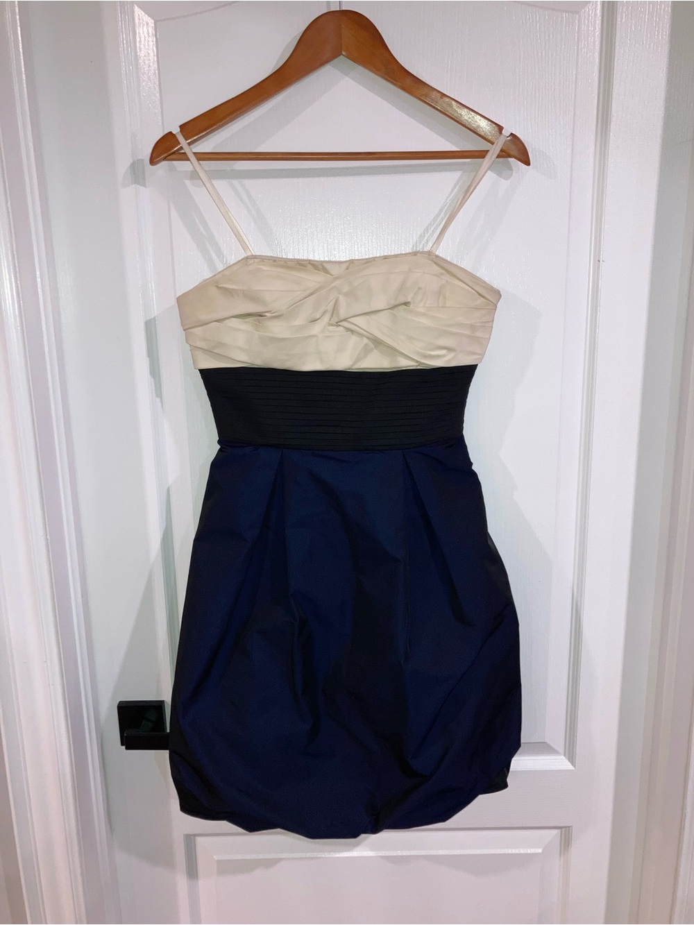 BCBGMAXAZRIA Cream & Navy Blue Bubble Hem Dress - size 4